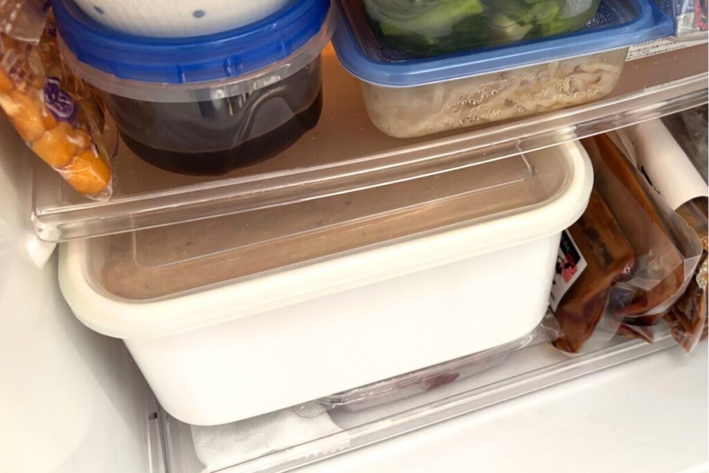 冷蔵庫に入っているぬか床の白い琺瑯容器。